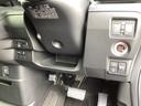 【両側パワースライドドア】です。リモコンや運転席のスイッチ操作で楽々自動開閉。スマートキーをポケットやバッグに入れたままで、キーを差し込むことなくボタンを押すだけでエンジンが始動します。