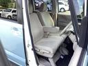 【ベンチシート】運転席と助手席の移動もスムーズ！狭い駐車場での乗り降りや、お子様の乗り降りにも便利です。座席の間にコンソールボックスやドリンクホルダーがないため、車内空間が広く感じます。