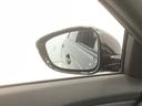 ブラインドスポットインフォメーションは走行中、斜め後ろに車両を感知すると、ドアミラーやピラーの上にマークを点灯してお知らせします。