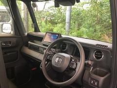 先進の安全運転支援機能【ＨｏｎｄａＳＥＮＳＩＮＧ】を搭載。衝突軽減ブレーキや誤発信抑制機能など様々な機能で安全運転をサポートします。機能一覧はＨｏｎｄａオフィシャルサイトで確認できます。 3