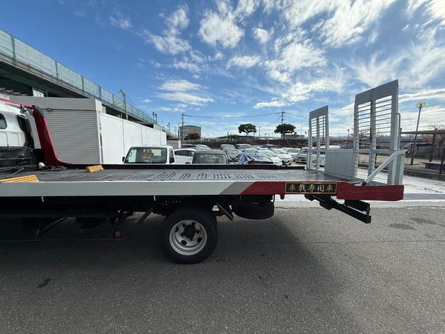 キャンター 　電動リアゲート　Ｂｌｕｅｔｏｏｔｈ　メモリーナビ　キーレス　ＣＤ／ＤＶＤ再生　ウィンチ（11枚目）