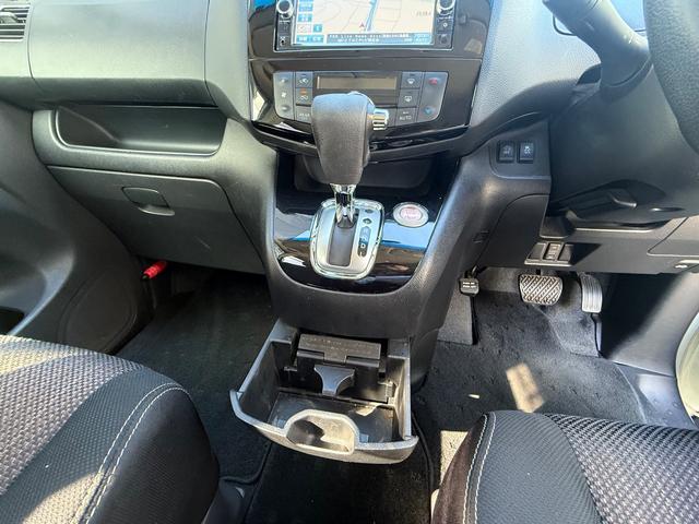 セレナ ハイウェイスター Vセレ+セーフティ SHV Aセフ 全国1年保証 アラウンドビューモニター フリップダウンモニター 360度カメラ 両側電動スライド フルセグ 走行中TV プッシュスタート ベンチシート 3列シート ETC ウォークスルー(28枚目)