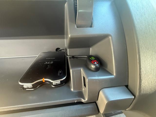 プリウス S 走行中TV可 Bluetooth バックカメラ ETC HDDナビ スマートキー プッシュスタート スペーアーキーあり CD/DVD再生(7枚目)