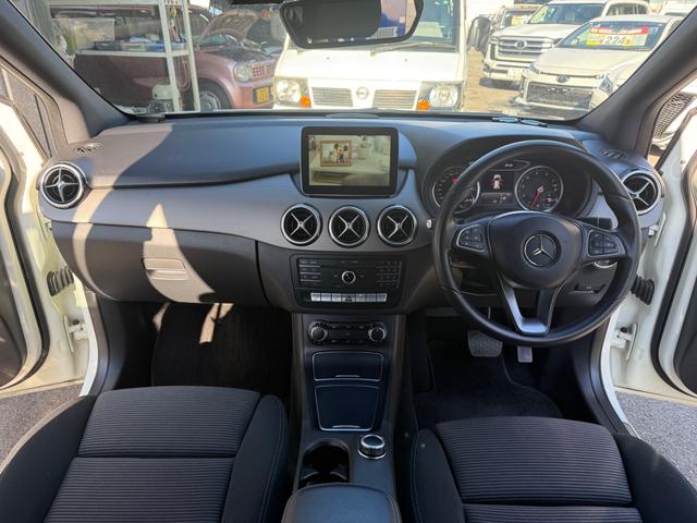 Ｂクラス Ｂ１８０　ＢＳＭ　ドライブレコーダー前後　Ｂｌｕｅｔｏｏｔｈ　プッシュスタート　ＴＶ　純正ナビ　バックカメラ　純正アルミ　スペアーキー（4枚目）