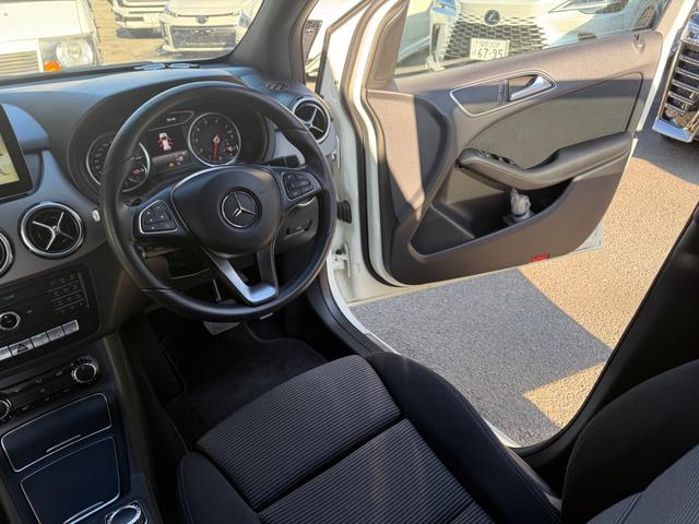 Ｂクラス Ｂ１８０　ＢＳＭ　ドライブレコーダー前後　Ｂｌｕｅｔｏｏｔｈ　プッシュスタート　ＴＶ　純正ナビ　バックカメラ　純正アルミ　スペアーキー（42枚目）