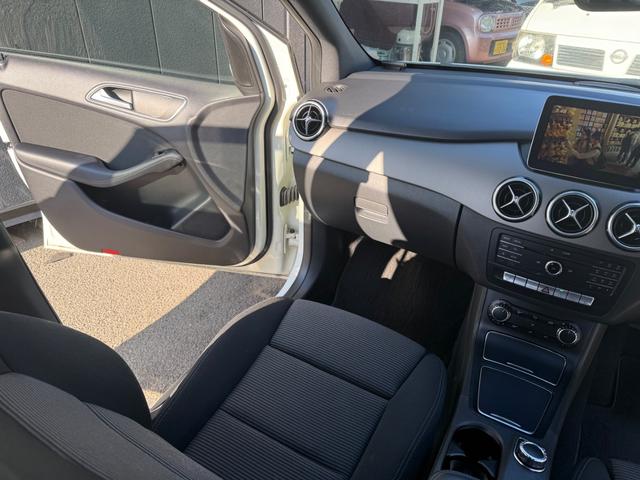 Ｂクラス Ｂ１８０　ＢＳＭ　ドライブレコーダー前後　Ｂｌｕｅｔｏｏｔｈ　プッシュスタート　ＴＶ　純正ナビ　バックカメラ　純正アルミ　スペアーキー（57枚目）