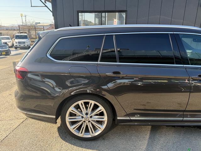 パサートヴァリアント ２．０ＴＳＩ　Ｒライン　バックカメラ　Ｂｌｕｅｔｏｏｔｈ　プッシュスタート　スマートキー　スペアーキー　グレーメタリック　シートヒーター（12枚目）