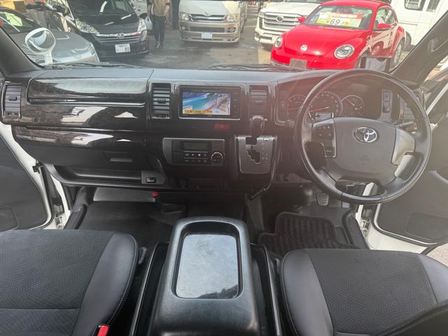 ハイエースバン スーパーＧＬ　ダークプライム　１年保証　セーフティセンスレス　ハーフレザー　フルセグＴＶ　バックカメラ　社外テール（2枚目）