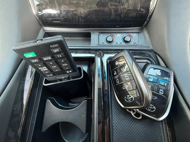 アルファード ２．５Ｓ　Ｃパッケージ　デジタルインナーミラー　ＢＳＭ　オットマンシート　メモリーシート　電動シート　フリップダウンモニター　サンルーフ　純正アルミ　スマートキー　シートヒーター（26枚目）