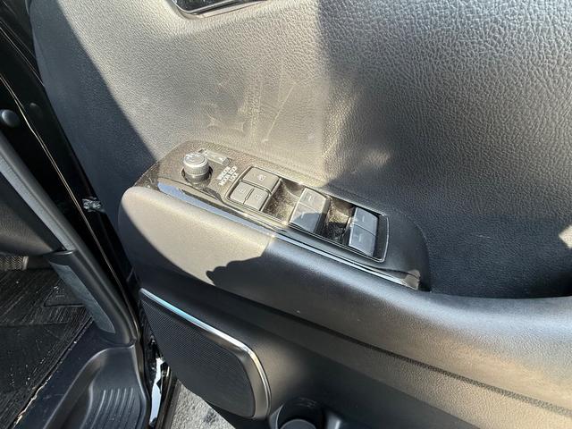 アルファード ２．５Ｓ　Ｃパッケージ　デジタルインナーミラー　ＢＳＭ　オットマンシート　メモリーシート　電動シート　フリップダウンモニター　サンルーフ　純正アルミ　スマートキー　シートヒーター（58枚目）