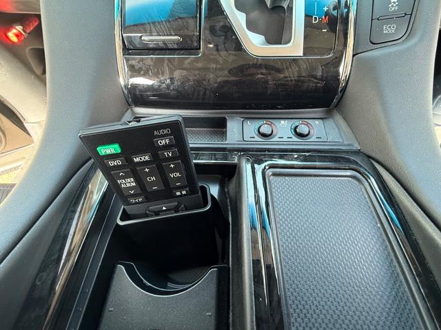 アルファード ２．５Ｓ　Ｃパッケージ　デジタルインナーミラー　ＢＳＭ　オットマンシート　メモリーシート　電動シート　フリップダウンモニター　サンルーフ　純正アルミ　スマートキー　シートヒーター（60枚目）