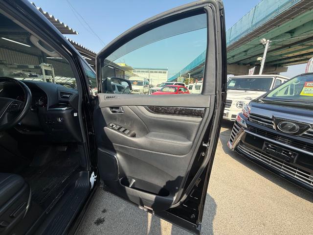 アルファード ２．５Ｓ　Ｃパッケージ　デジタルインナーミラー　ＢＳＭ　オットマンシート　メモリーシート　電動シート　フリップダウンモニター　サンルーフ　純正アルミ　スマートキー　シートヒーター（62枚目）