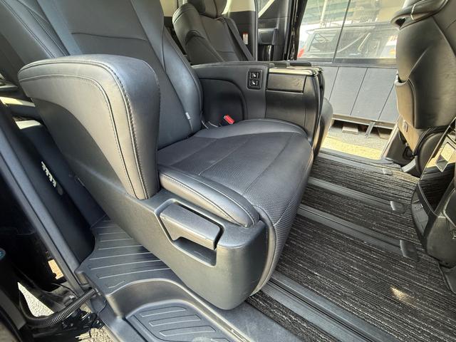 アルファード ２．５Ｓ　Ｃパッケージ　デジタルインナーミラー　ＢＳＭ　オットマンシート　メモリーシート　電動シート　フリップダウンモニター　サンルーフ　純正アルミ　スマートキー　シートヒーター（64枚目）