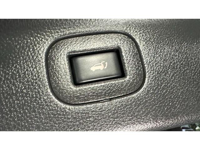 エルグランド ２５０ハイウェイスターＳ　アーバンクロム　ＣＶＴＦ圧送交換　シートカバー　エンジンスラッジナイザー施工　エアコンフラッシング　ウォターポンプ交換　サーモスタット交換　ＬＬＣ交換　補器ベルト交換　ベルトテンショナー交換　プラグ交換　スロットル清（27枚目）
