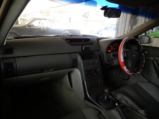 スカイライン ３５０ＧＴ　プレミアム　７０ｔｈ－ＩＩ　後期用純正１９インチアルミホイール　本革パワーシート　シートヒーター　ＥＴＣ　車高調　社外マフラー　ＢＯＳＥサウンド　キーレスエントリー（9枚目）