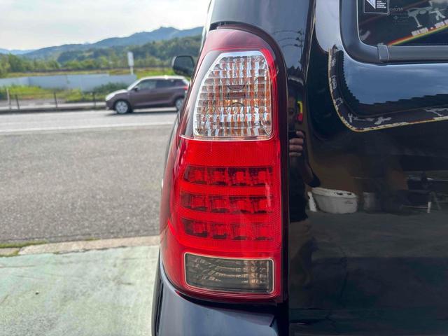 ハイラックスサーフ ＳＳＲ－Ｘリミテッド　４ＷＤ　ドライブレコーダー　ＥＴＣ　バックカメラ　ナビ　ＴＶ　オートライト　アルミホイール　キーレスエントリー　電動格納ミラー　ＡＴ　盗難防止システム　衝突安全ボディ　ＣＤ　ＤＶＤ再生（13枚目）
