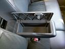 運転席のひじ掛けには蓋付きの収納がついてます♪