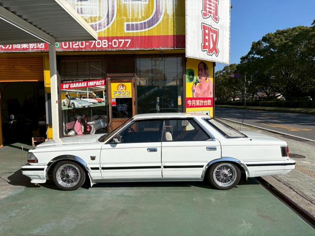 セドリック 　ＶＩＰ仕様　３ナンバー公認　当時物フォルテクスセンターロック　オリジナルマフラー　ＶＩＰふフロントパワーシート　ＶＩＰオーディオマイク　ＶＩＰライン　ＶＩＰエンブレム　３Ｌフェンダーモールドアモール（3枚目）