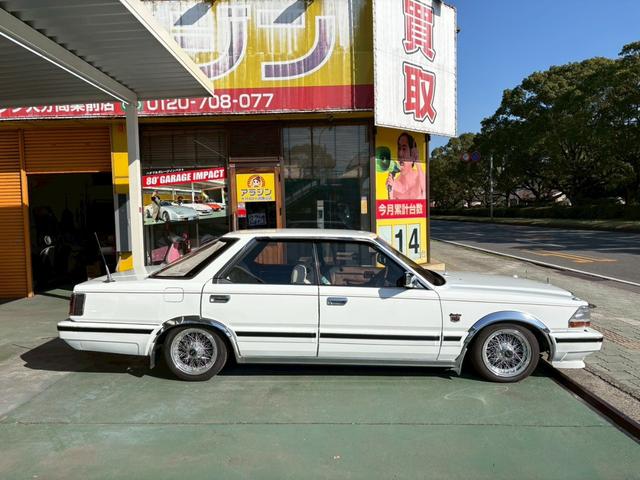 セドリック 　ＶＩＰ仕様　３ナンバー公認　当時物フォルテクスセンターロック　オリジナルマフラー　ＶＩＰふフロントパワーシート　ＶＩＰオーディオマイク　ＶＩＰライン　ＶＩＰエンブレム　３Ｌフェンダーモールドアモール（6枚目）