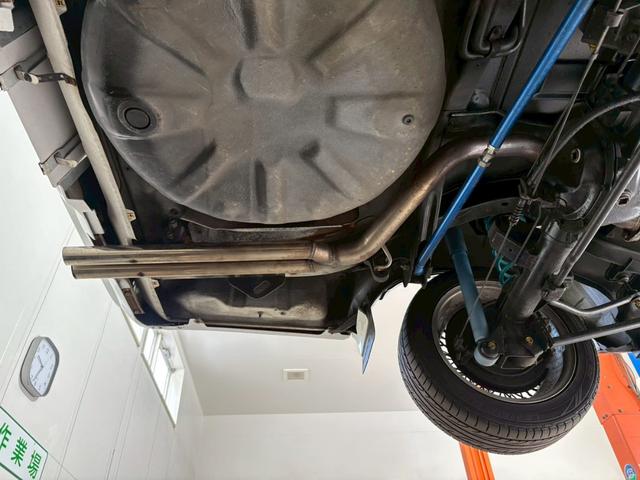 セドリック 　ＶＩＰ仕様　３ナンバー公認　当時物フォルテクスセンターロック　オリジナルマフラー　ＶＩＰふフロントパワーシート　ＶＩＰオーディオマイク　ＶＩＰライン　ＶＩＰエンブレム　３Ｌフェンダーモールドアモール（12枚目）