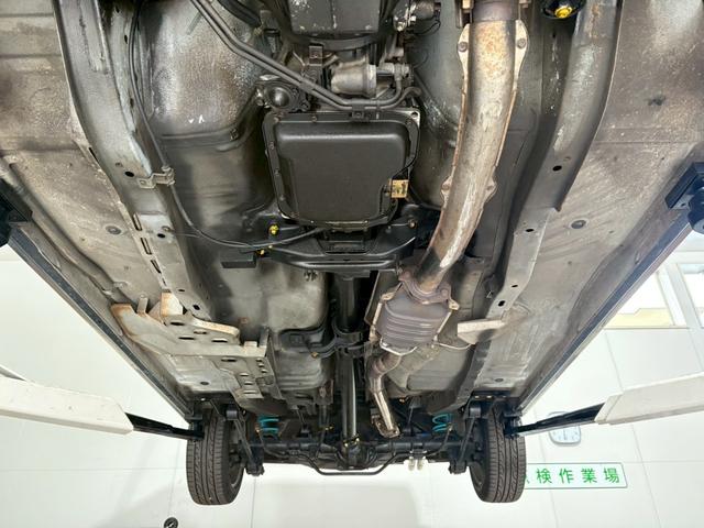 セドリック 　ＶＩＰ仕様　３ナンバー公認　当時物フォルテクスセンターロック　オリジナルマフラー　ＶＩＰふフロントパワーシート　ＶＩＰオーディオマイク　ＶＩＰライン　ＶＩＰエンブレム　３Ｌフェンダーモールドアモール（20枚目）