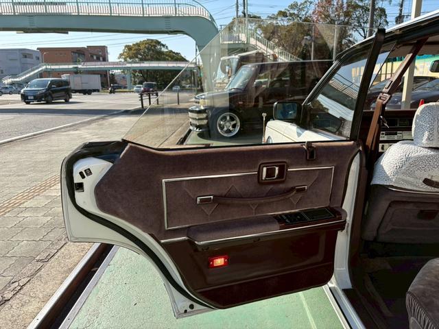 セドリック 　ＶＩＰ仕様　３ナンバー公認　当時物フォルテクスセンターロック　オリジナルマフラー　ＶＩＰふフロントパワーシート　ＶＩＰオーディオマイク　ＶＩＰライン　ＶＩＰエンブレム　３Ｌフェンダーモールドアモール（27枚目）