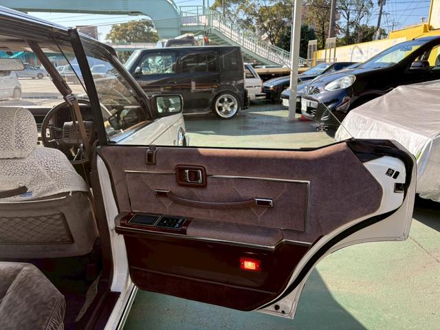 セドリック 　ＶＩＰ仕様　３ナンバー公認　当時物フォルテクスセンターロック　オリジナルマフラー　ＶＩＰふフロントパワーシート　ＶＩＰオーディオマイク　ＶＩＰライン　ＶＩＰエンブレム　３Ｌフェンダーモールドアモール（29枚目）