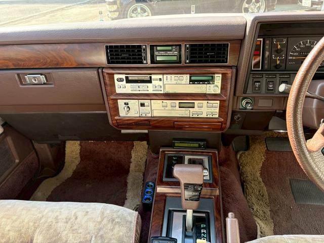 セドリック 　ＶＩＰ仕様　３ナンバー公認　当時物フォルテクスセンターロック　オリジナルマフラー　ＶＩＰふフロントパワーシート　ＶＩＰオーディオマイク　ＶＩＰライン　ＶＩＰエンブレム　３Ｌフェンダーモールドアモール（40枚目）