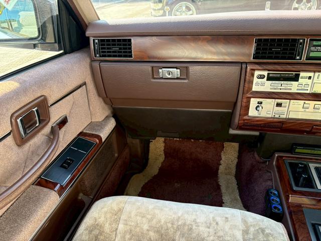 セドリック 　ＶＩＰ仕様　３ナンバー公認　当時物フォルテクスセンターロック　オリジナルマフラー　ＶＩＰふフロントパワーシート　ＶＩＰオーディオマイク　ＶＩＰライン　ＶＩＰエンブレム　３Ｌフェンダーモールドアモール（45枚目）