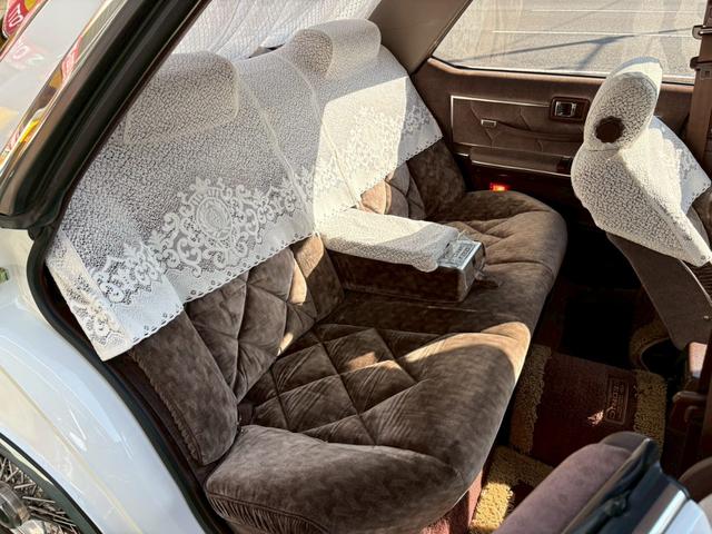 セドリック 　ＶＩＰ仕様　３ナンバー公認　当時物フォルテクスセンターロック　オリジナルマフラー　ＶＩＰふフロントパワーシート　ＶＩＰオーディオマイク　ＶＩＰライン　ＶＩＰエンブレム　３Ｌフェンダーモールドアモール（50枚目）