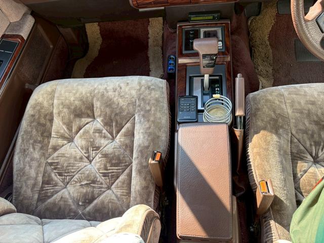 セドリック 　ＶＩＰ仕様　３ナンバー公認　当時物フォルテクスセンターロック　オリジナルマフラー　ＶＩＰふフロントパワーシート　ＶＩＰオーディオマイク　ＶＩＰライン　ＶＩＰエンブレム　３Ｌフェンダーモールドアモール（51枚目）