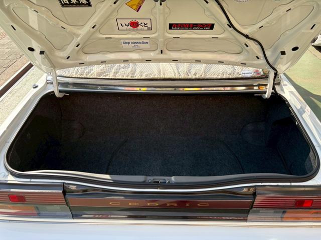 セドリック 　ＶＩＰ仕様　３ナンバー公認　当時物フォルテクスセンターロック　オリジナルマフラー　ＶＩＰふフロントパワーシート　ＶＩＰオーディオマイク　ＶＩＰライン　ＶＩＰエンブレム　３Ｌフェンダーモールドアモール（56枚目）