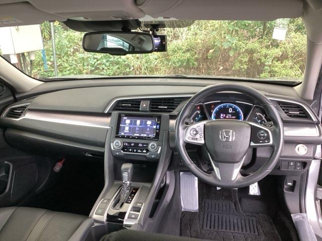 シビック セダン　純正メモリーナビ　本革パワーシート　サイドエアバッグ　ＤＶＤ視聴可能　横滑り防止装置　ＵＳＢ　地デジＴＶ　リアカメラ　クルーズコントロール　アイドリングストップ　スマキー　前席シートヒーター　ＡＢＳ（2枚目）