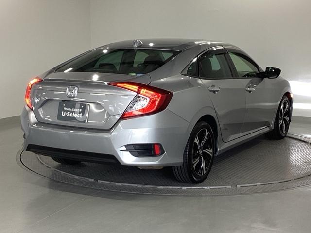 シビック セダン　純正メモリーナビ　本革パワーシート　サイドエアバッグ　ＤＶＤ視聴可能　横滑り防止装置　ＵＳＢ　地デジＴＶ　リアカメラ　クルーズコントロール　アイドリングストップ　スマキー　前席シートヒーター　ＡＢＳ（8枚目）