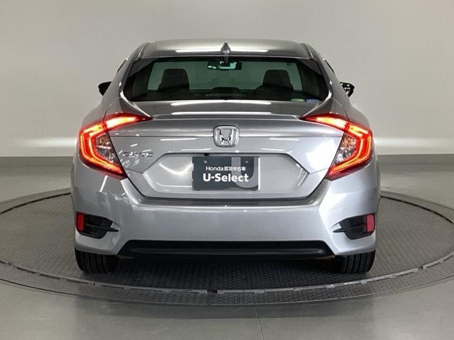 シビック セダン　純正メモリーナビ　本革パワーシート　サイドエアバッグ　ＤＶＤ視聴可能　横滑り防止装置　ＵＳＢ　地デジＴＶ　リアカメラ　クルーズコントロール　アイドリングストップ　スマキー　前席シートヒーター　ＡＢＳ（9枚目）