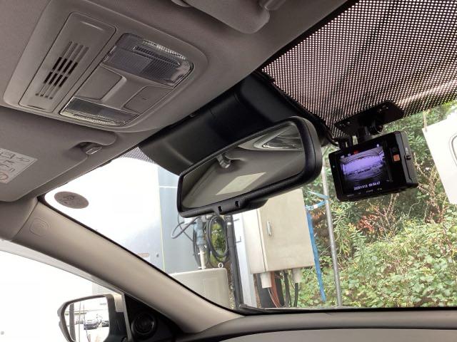 シビック セダン　純正メモリーナビ　本革パワーシート　サイドエアバッグ　ＤＶＤ視聴可能　横滑り防止装置　ＵＳＢ　地デジＴＶ　リアカメラ　クルーズコントロール　アイドリングストップ　スマキー　前席シートヒーター　ＡＢＳ（10枚目）