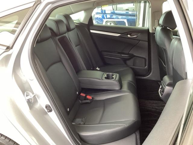 シビック セダン　純正メモリーナビ　本革パワーシート　サイドエアバッグ　ＤＶＤ視聴可能　横滑り防止装置　ＵＳＢ　地デジＴＶ　リアカメラ　クルーズコントロール　アイドリングストップ　スマキー　前席シートヒーター　ＡＢＳ（17枚目）