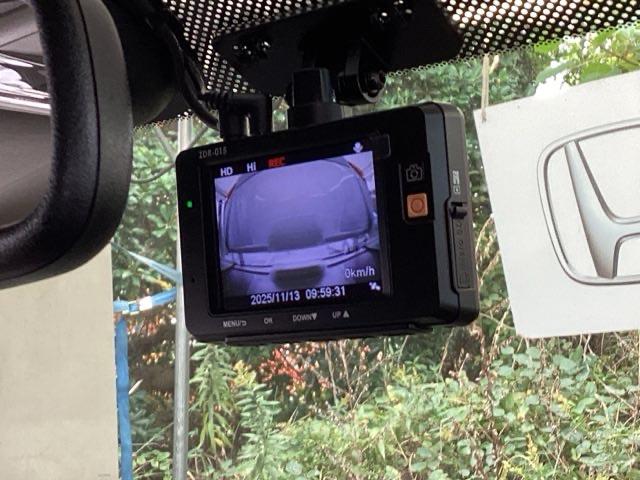 シビック セダン　純正メモリーナビ　本革パワーシート　サイドエアバッグ　ＤＶＤ視聴可能　横滑り防止装置　ＵＳＢ　地デジＴＶ　リアカメラ　クルーズコントロール　アイドリングストップ　スマキー　前席シートヒーター　ＡＢＳ（50枚目）