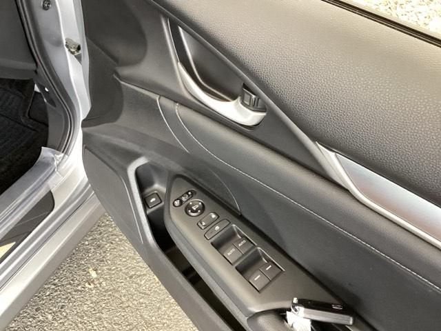 シビック セダン　純正メモリーナビ　本革パワーシート　サイドエアバッグ　ＤＶＤ視聴可能　横滑り防止装置　ＵＳＢ　地デジＴＶ　リアカメラ　クルーズコントロール　アイドリングストップ　スマキー　前席シートヒーター　ＡＢＳ（51枚目）