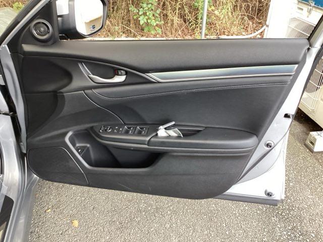 シビック セダン　純正メモリーナビ　本革パワーシート　サイドエアバッグ　ＤＶＤ視聴可能　横滑り防止装置　ＵＳＢ　地デジＴＶ　リアカメラ　クルーズコントロール　アイドリングストップ　スマキー　前席シートヒーター　ＡＢＳ（52枚目）