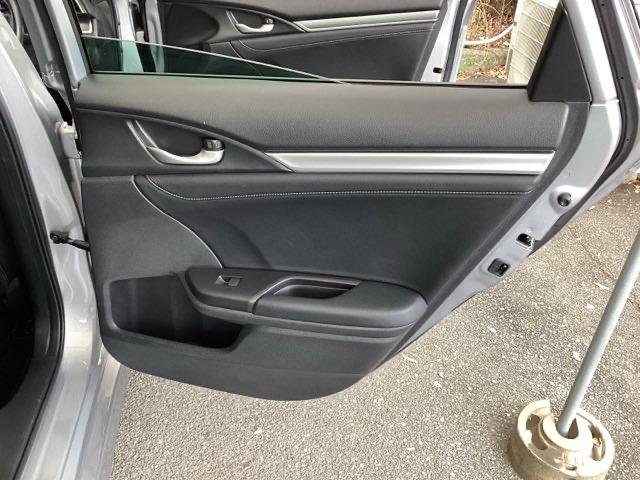 シビック セダン　純正メモリーナビ　本革パワーシート　サイドエアバッグ　ＤＶＤ視聴可能　横滑り防止装置　ＵＳＢ　地デジＴＶ　リアカメラ　クルーズコントロール　アイドリングストップ　スマキー　前席シートヒーター　ＡＢＳ（61枚目）