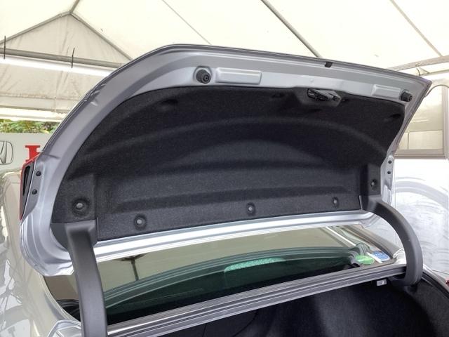 シビック セダン　純正メモリーナビ　本革パワーシート　サイドエアバッグ　ＤＶＤ視聴可能　横滑り防止装置　ＵＳＢ　地デジＴＶ　リアカメラ　クルーズコントロール　アイドリングストップ　スマキー　前席シートヒーター　ＡＢＳ（64枚目）