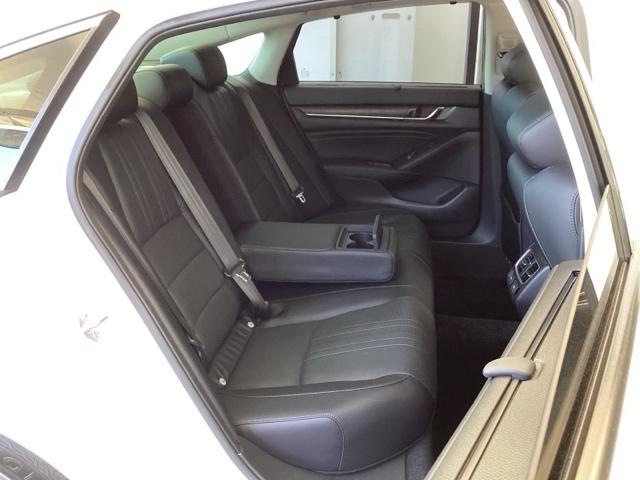 アコード ＥＸ　純正メモリーナビ　本革Ｐシート　Ｓルーフ　カーテンエアバッグ　イモビ　追突軽減ブレーキ　オートエアコン　ＬＥＤヘッドライト　パワ－シ－ト　皮シート　横滑り防止装置　地デジフルセグ　スマキー　ＵＳＢ接続（18枚目）