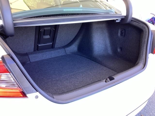 アコード ＥＸ　純正メモリーナビ　本革Ｐシート　Ｓルーフ　カーテンエアバッグ　イモビ　追突軽減ブレーキ　オートエアコン　ＬＥＤヘッドライト　パワ－シ－ト　皮シート　横滑り防止装置　地デジフルセグ　スマキー　ＵＳＢ接続（19枚目）