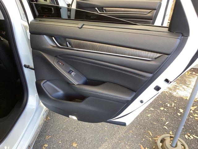 アコード ＥＸ　純正メモリーナビ　本革Ｐシート　Ｓルーフ　カーテンエアバッグ　イモビ　追突軽減ブレーキ　オートエアコン　ＬＥＤヘッドライト　パワ－シ－ト　皮シート　横滑り防止装置　地デジフルセグ　スマキー　ＵＳＢ接続（70枚目）