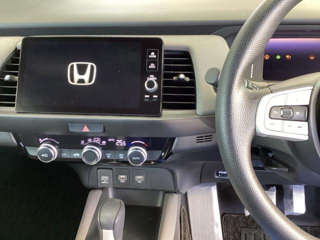 フィット ｅ：ＨＥＶクロスター　純正メモリーナビ　リアカメラ　ＥＴＣ　衝突回避システム　フルオートエアコン　整備記録簿　前後センサー　ＬＥＤランプ　エアバッグ　サイドエアバック　地デジ　オートクルーズコントロール　ＶＳＡ　ＵＳＢ（3枚目）