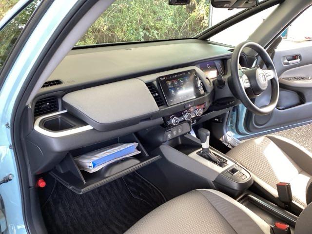 フィット ｅ：ＨＥＶクロスター　純正メモリーナビ　リアカメラ　ＥＴＣ　衝突回避システム　フルオートエアコン　整備記録簿　前後センサー　ＬＥＤランプ　エアバッグ　サイドエアバック　地デジ　オートクルーズコントロール　ＶＳＡ　ＵＳＢ（33枚目）