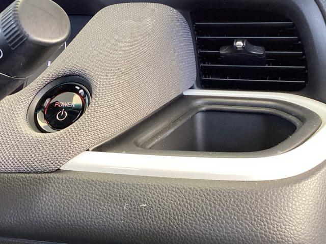 フィット ｅ：ＨＥＶクロスター　純正メモリーナビ　リアカメラ　ＥＴＣ　衝突回避システム　フルオートエアコン　整備記録簿　前後センサー　ＬＥＤランプ　エアバッグ　サイドエアバック　地デジ　オートクルーズコントロール　ＶＳＡ　ＵＳＢ（42枚目）