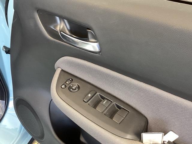 フィット ｅ：ＨＥＶクロスター　純正メモリーナビ　リアカメラ　ＥＴＣ　衝突回避システム　フルオートエアコン　整備記録簿　前後センサー　ＬＥＤランプ　エアバッグ　サイドエアバック　地デジ　オートクルーズコントロール　ＶＳＡ　ＵＳＢ（50枚目）