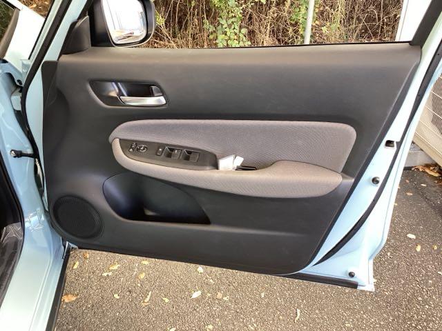 フィット ｅ：ＨＥＶクロスター　純正メモリーナビ　リアカメラ　ＥＴＣ　衝突回避システム　フルオートエアコン　整備記録簿　前後センサー　ＬＥＤランプ　エアバッグ　サイドエアバック　地デジ　オートクルーズコントロール　ＶＳＡ　ＵＳＢ（51枚目）